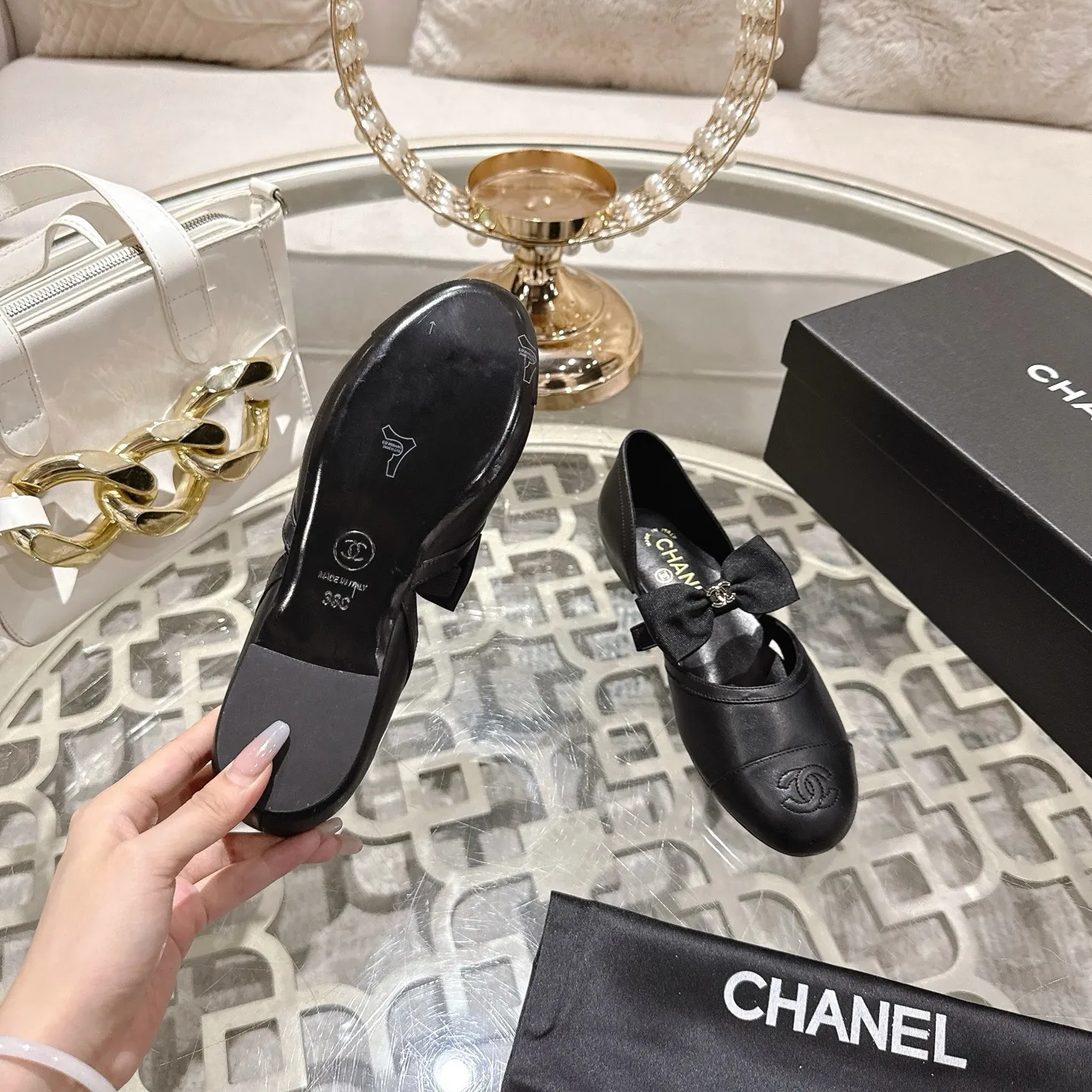 👟👟Ex-factory price 560👟👟 Leather surface [purchasing-grade quality] CHANEL Xiaoxiang 25/A new summer bow-tie shoes 💃 This pair of loafers is really breathtakingly beautiful! Made of cowhide fabric + imported mesh, every detail exudes a sense of high-end ~ classic bow design, Italian genuine leather sole, comfortable and classy on the feet, a perfect must-have for fairies!  🌟 All counters are from the same source! All materials are customized according to the original 1:1, and are developed and patterned from genuine products. The quality is absolutely assured ~ a classic that must be bought every year, a versatile artifact that looks great whether paired with skirts or jeans!  💖 The perfect finishing touch for summer outfits, sisters, just do it! 👉 Fabric: Imported sheepskin Lining: Imported sheepskin Outsole: Private molded outsole Code number: 35-40 (41 customized, non-returnable) Leather surface